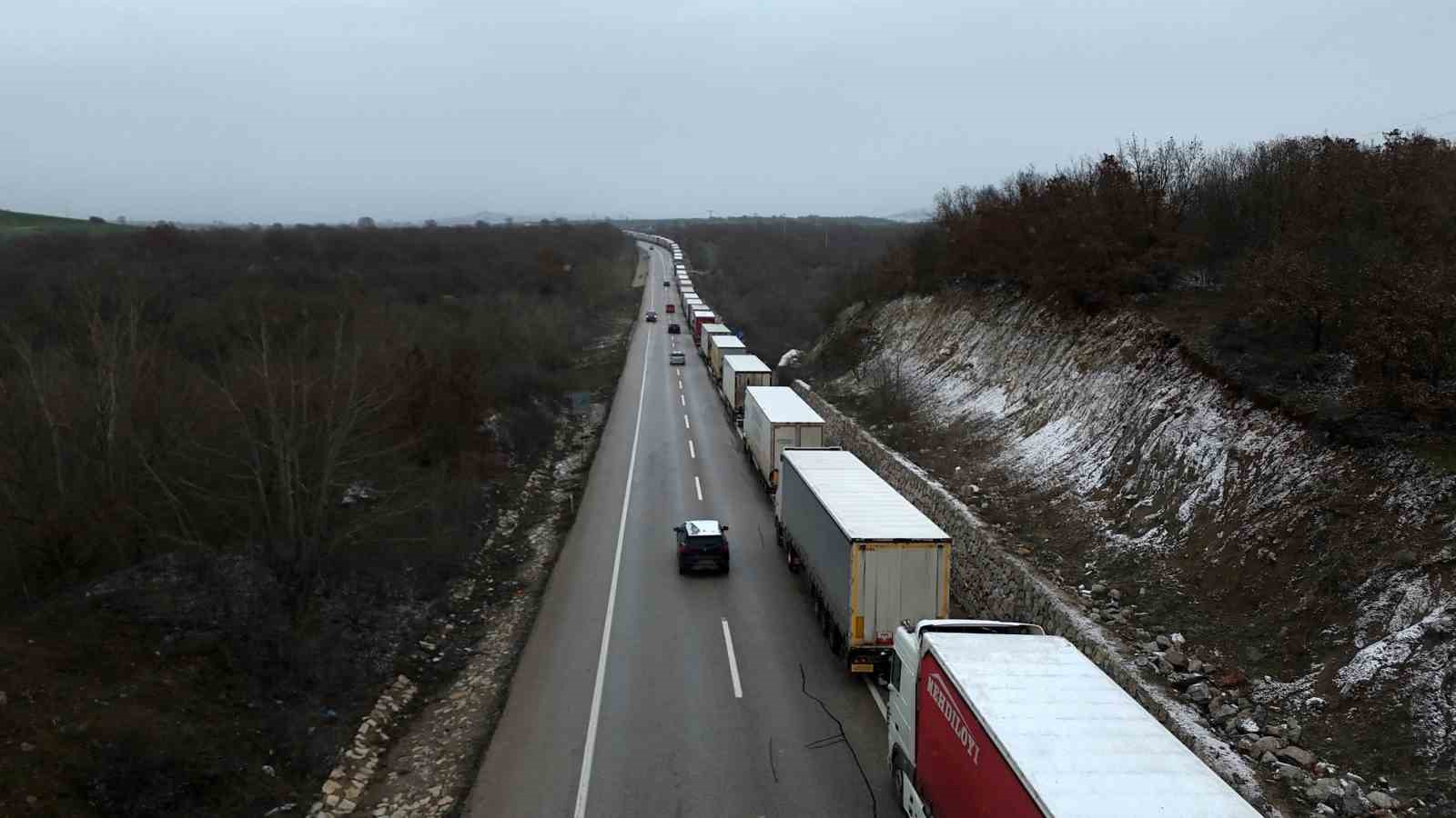 Edirne’de dondurucu soğukta kilometrelerce tır kuyruğu