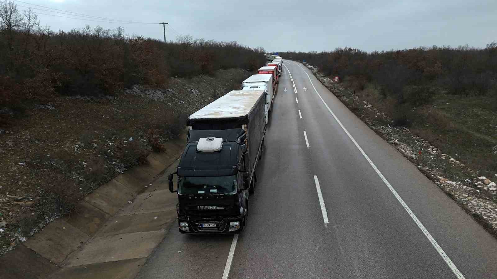 Edirne&rsquo;de dondurucu soğukta kilometrelerce tır kuyruğu
