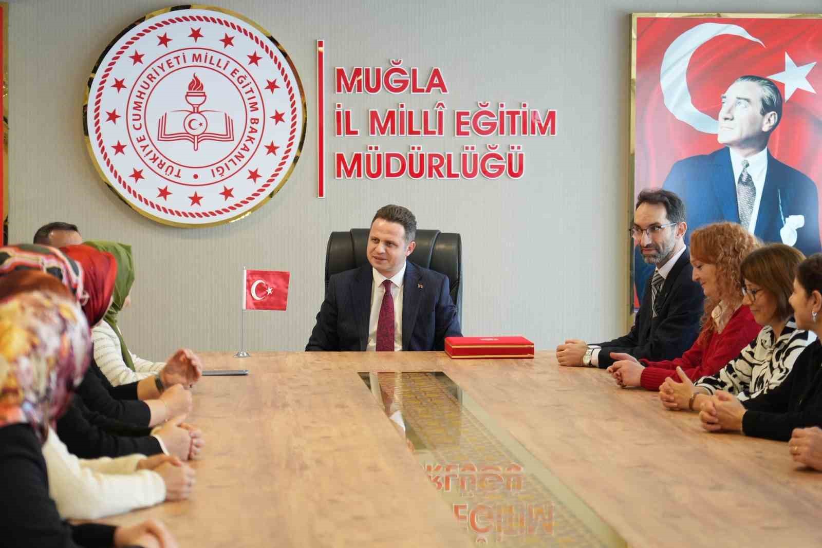 Muğla Olgunlaşma Enstit&uuml;s&uuml; tarafından "Bayrak Sevgisi" el emeğiyle ta&ccedil;landı
