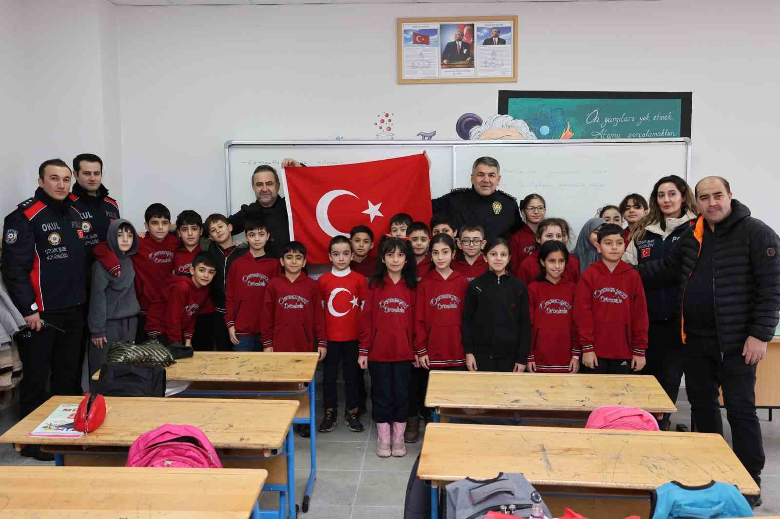 Okullarda bayrak coşkusu