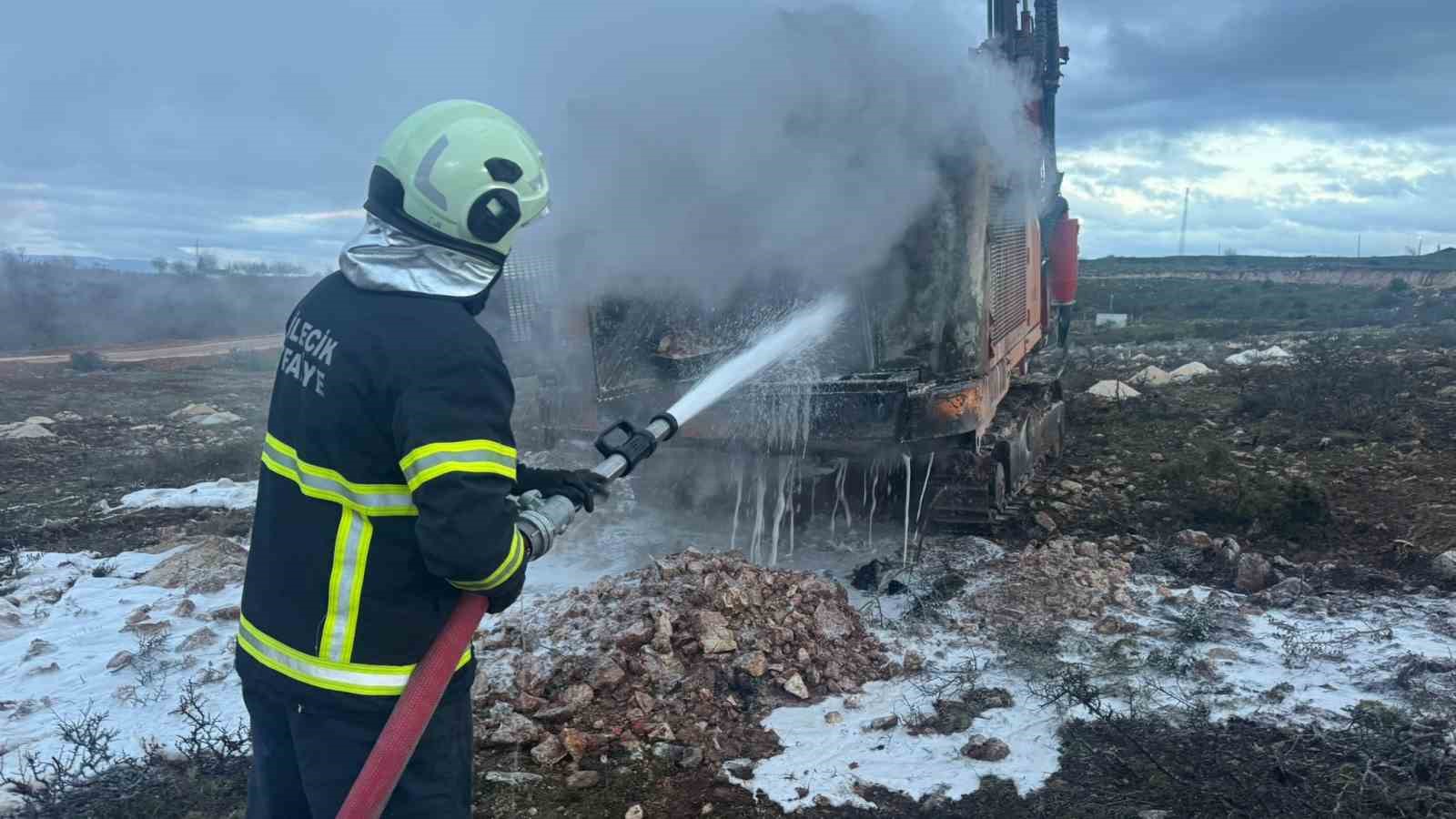 Sondaj &ccedil;alışması yapan ara&ccedil; cayır cayır yandı
