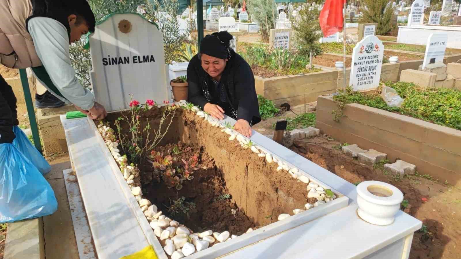 Adana’da yağışta oğlunun mezarı çöken anne gözyaşlarına boğuldu