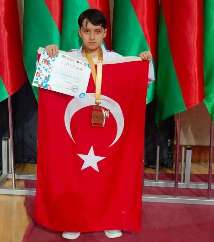 Alaşehirli karateciler Bak&uuml;&rsquo;de madalyaları kaptı
