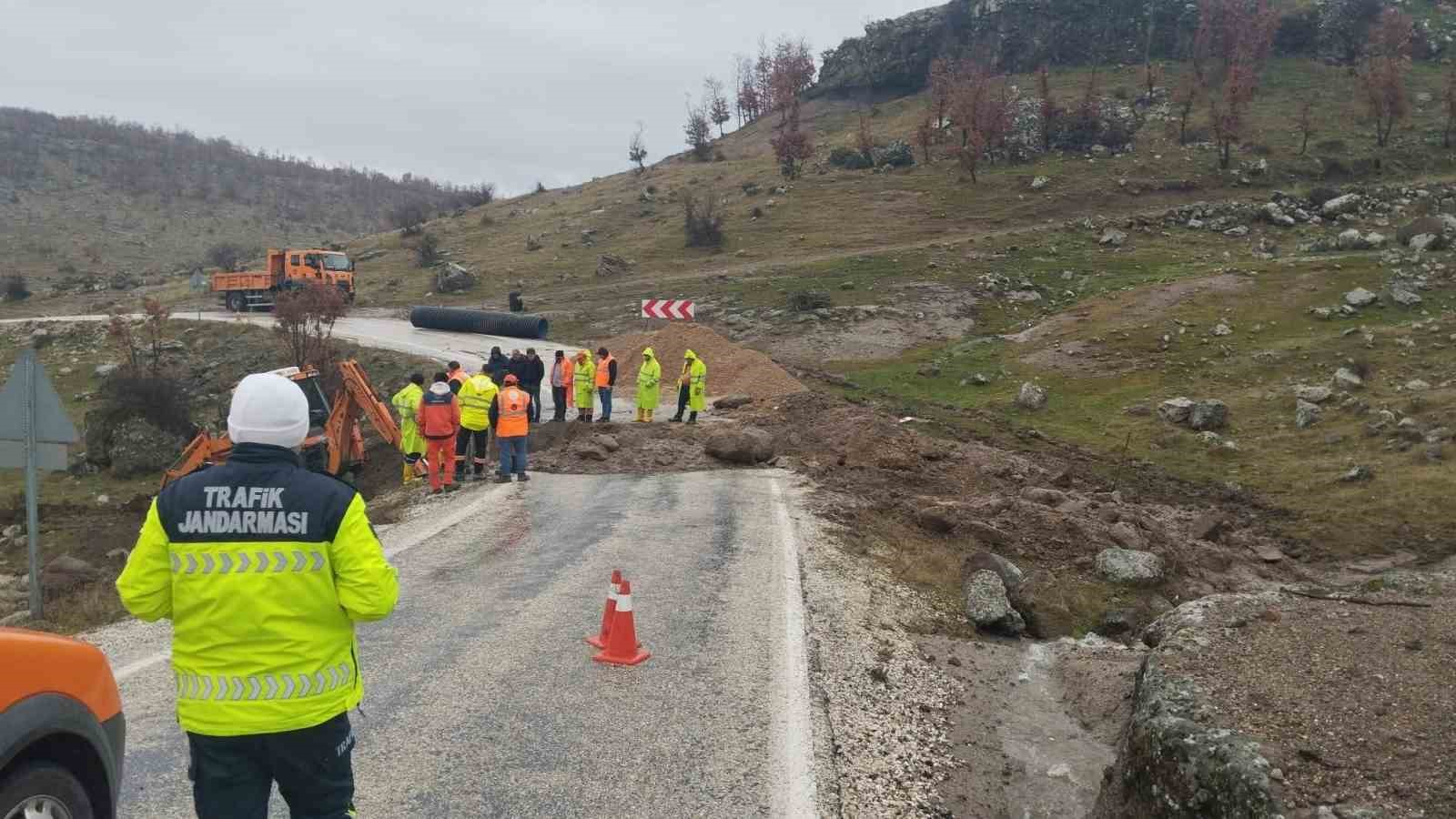 Selendi-Simav Karayolu’nda yoğun yağış sonrası çökme