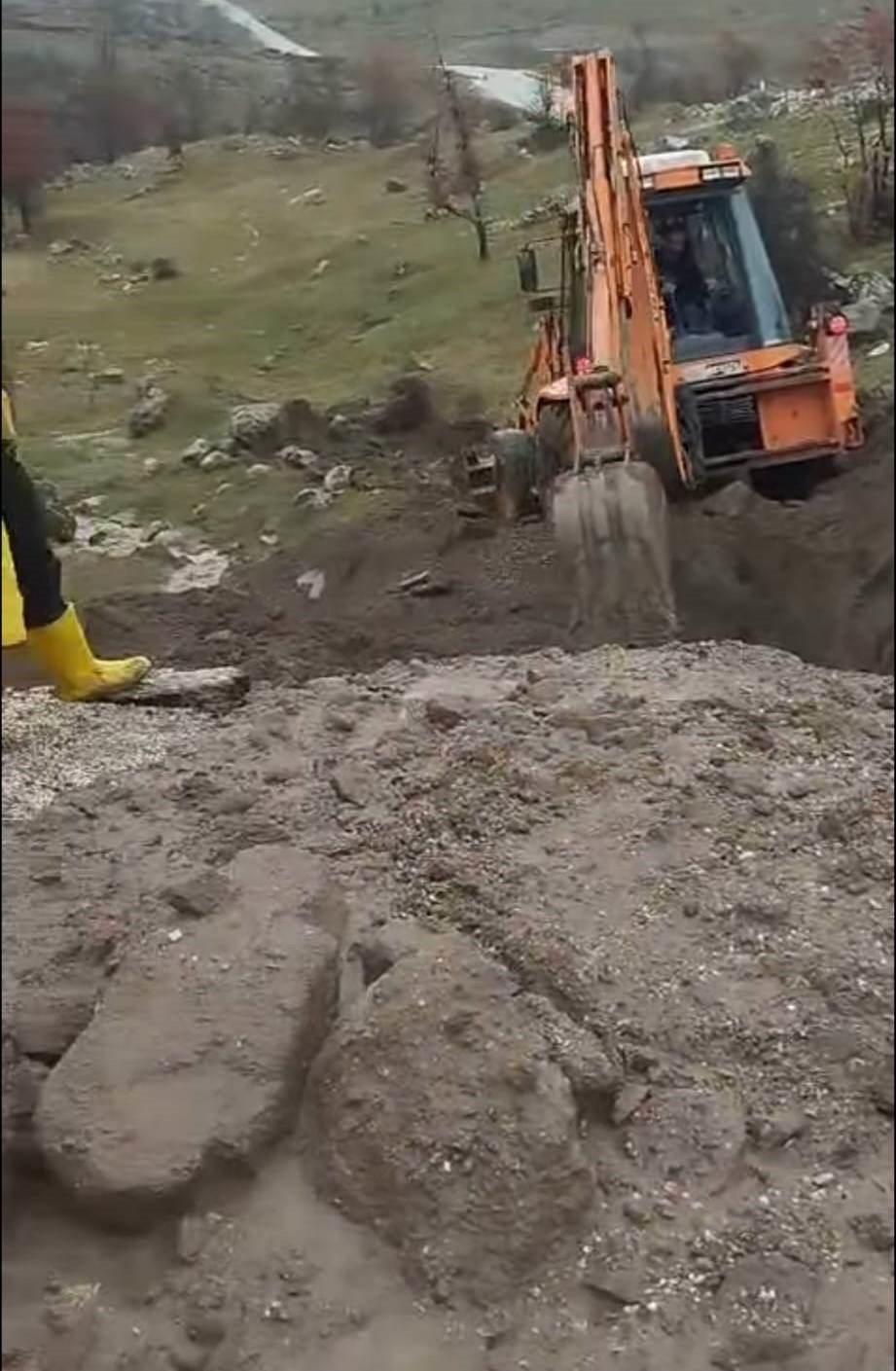 Selendi-Simav Karayolu&rsquo;nda yoğun yağış sonrası &ccedil;&ouml;kme
