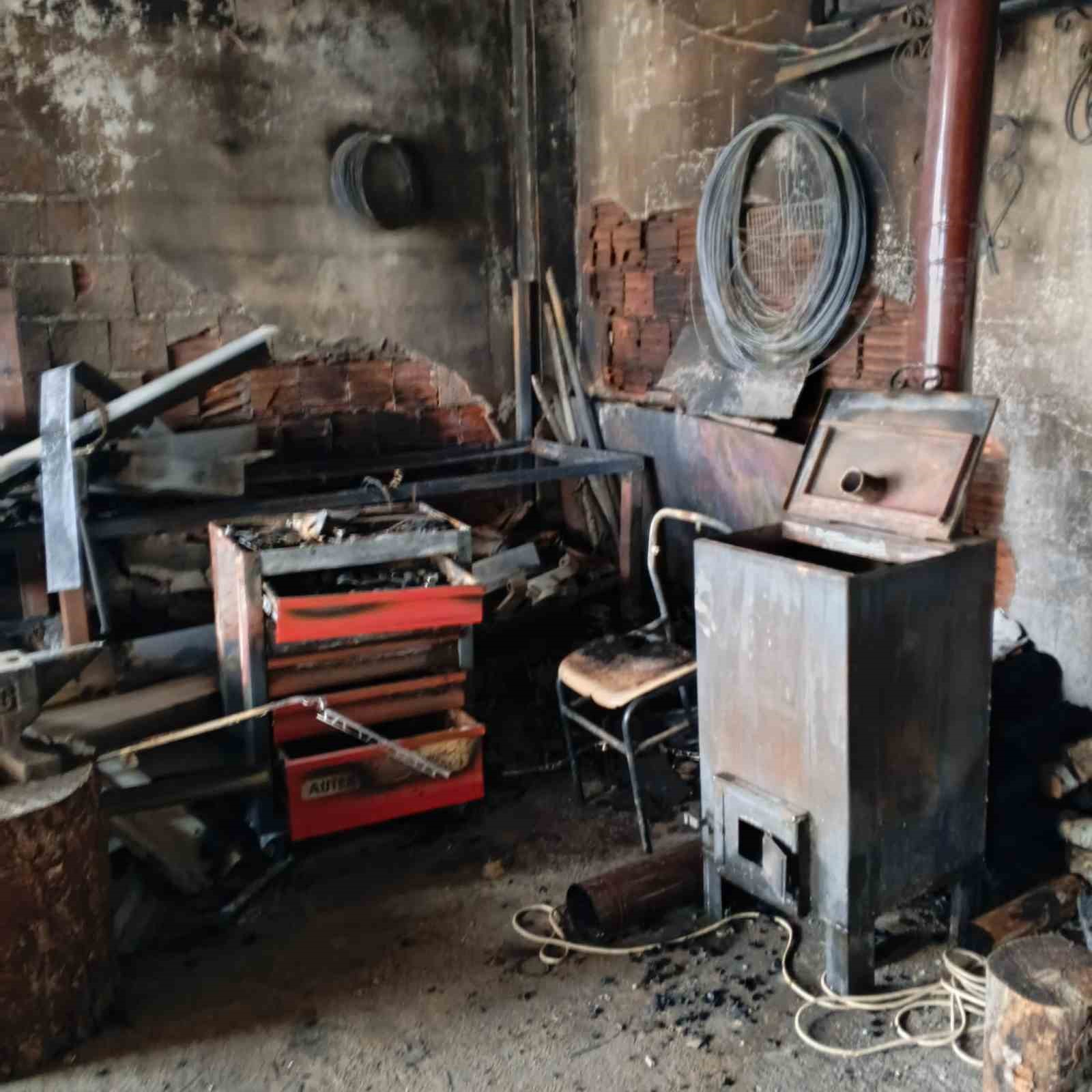 Bolu’da demir doğrama dükkanında yangın çıktı