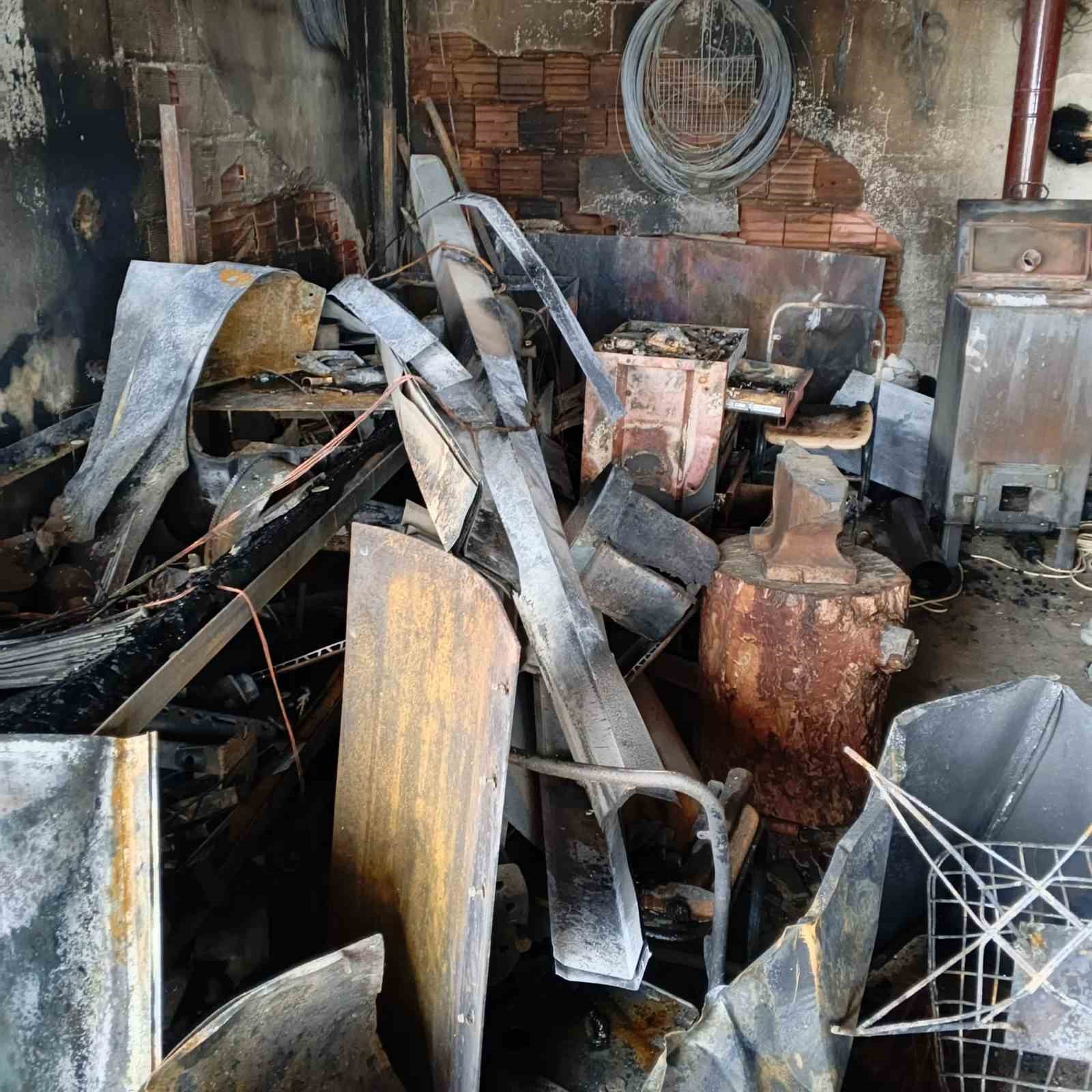 Bolu’da demir doğrama dükkanında yangın çıktı