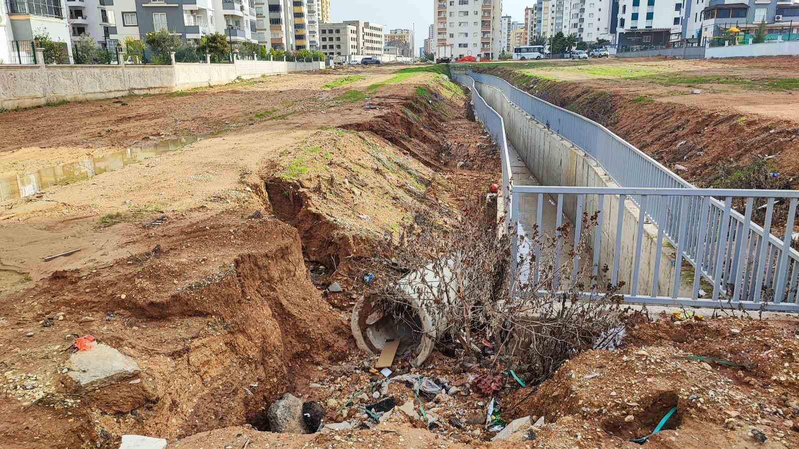 Sarıçam’da dere yatağına ev yapılması, alt yapı yetersizliği sele neden oluyor