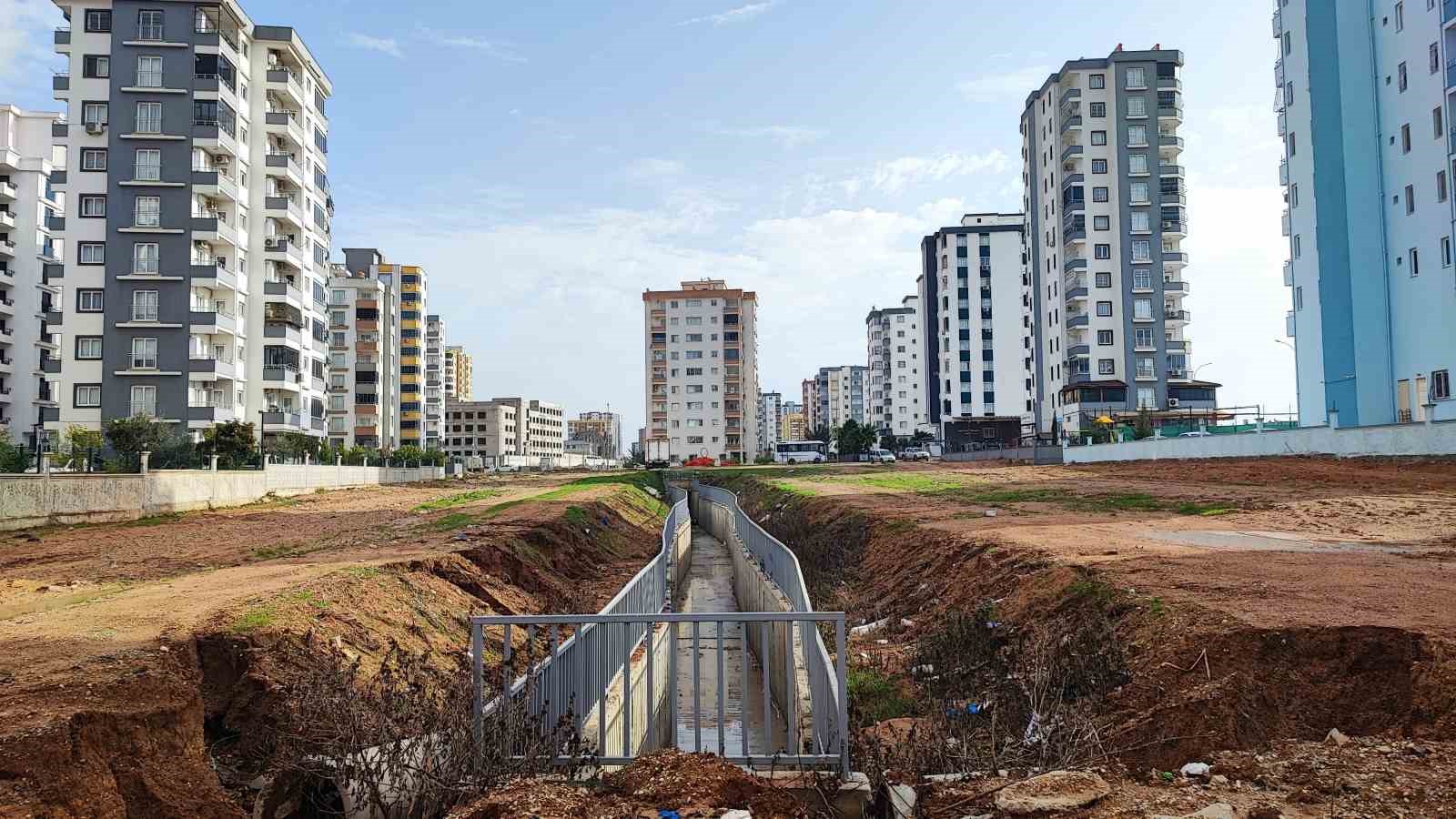 Sarıçam’da dere yatağına ev yapılması, alt yapı yetersizliği sele neden oluyor