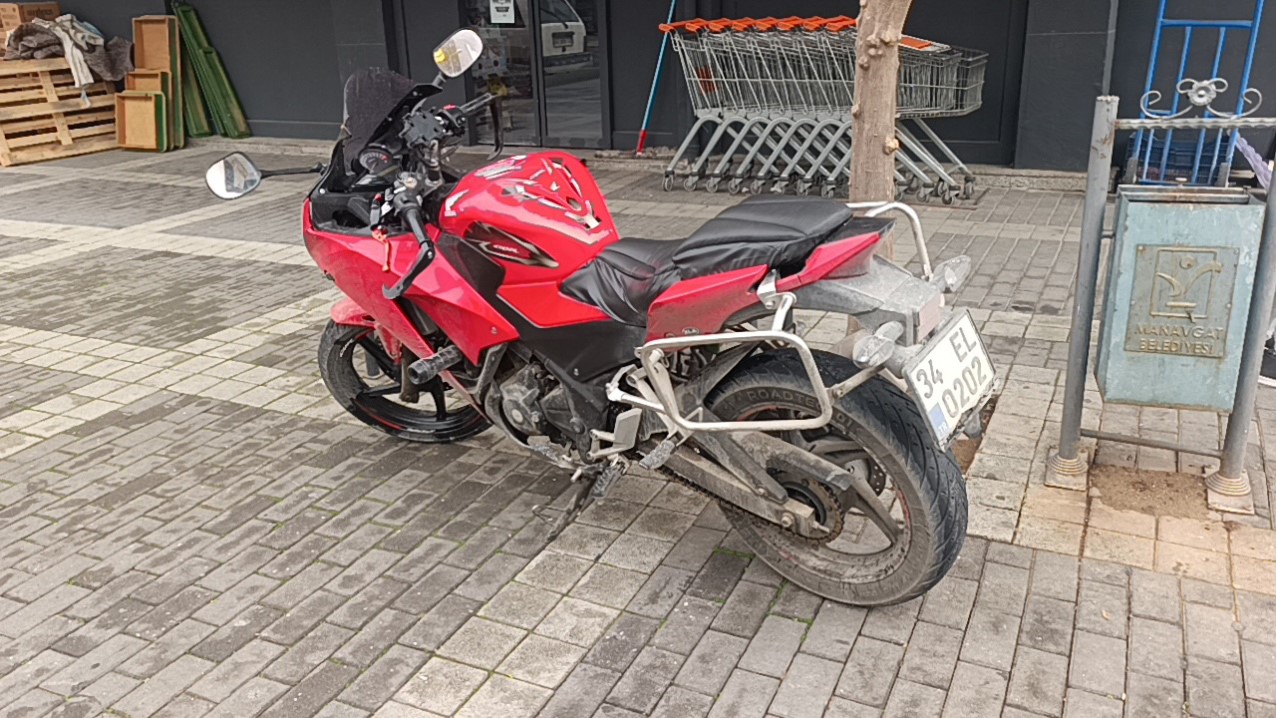 Ters yönden gelen motosikletin otomobille çarpışma anı kamerada: 1 yaralı