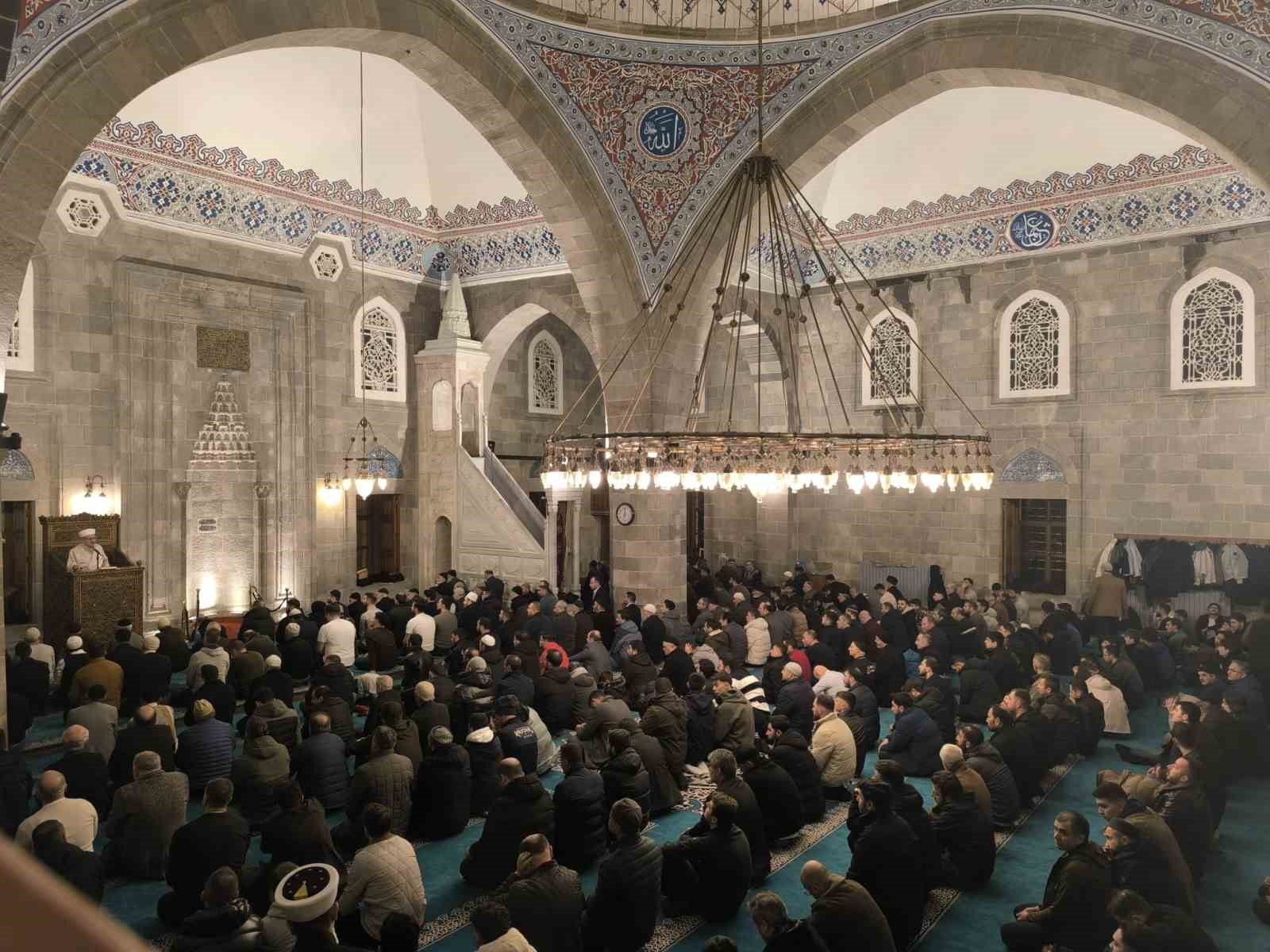 Beraat Kandili’nde camiler doldu taştı