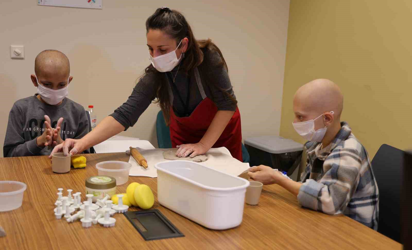Hasta yataklarında okula gidemeyen çocuklar, bu atölyelerde el becerilerini geliştiriyor