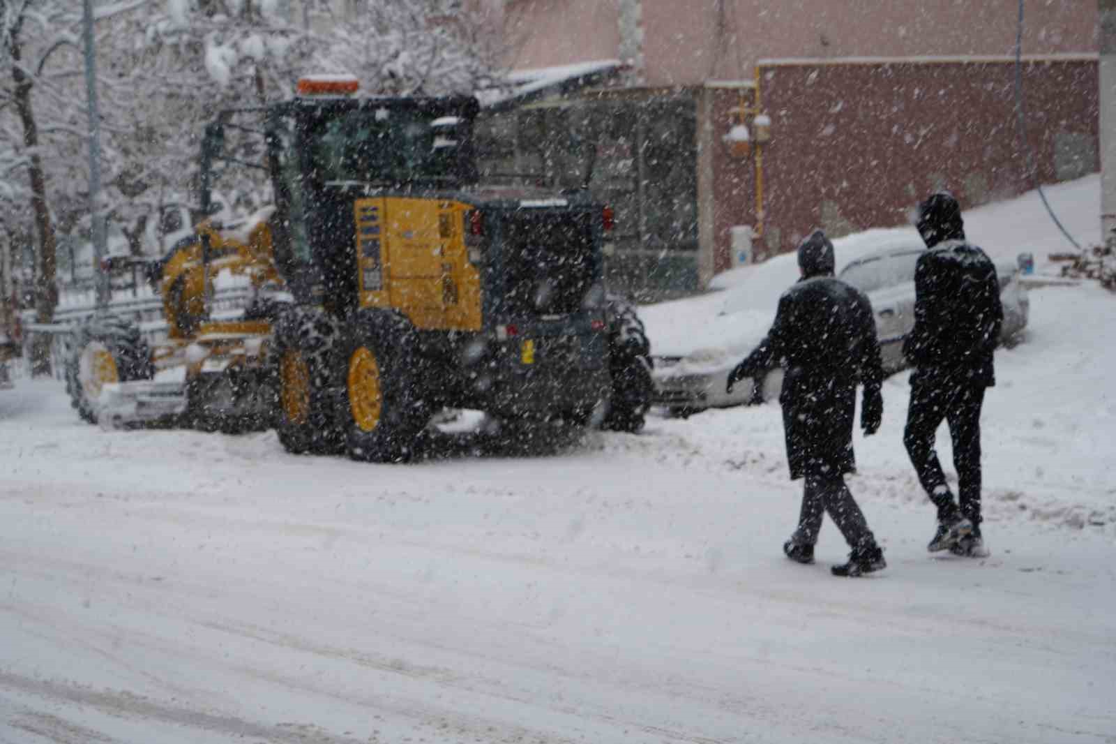 Bayburt’ta lapa lapa kar yağışı etkili oluyor