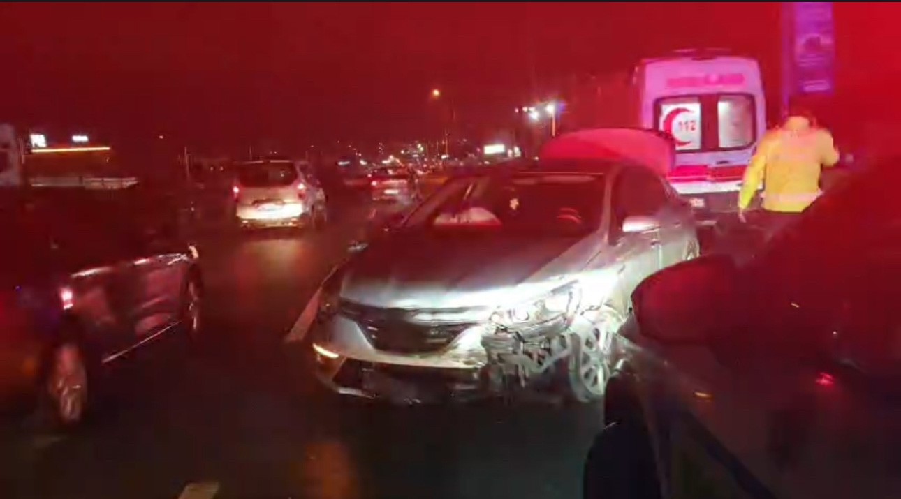 Kocaeli’de bariyerlere çarpan otomobilin sürücüsü yaralandı