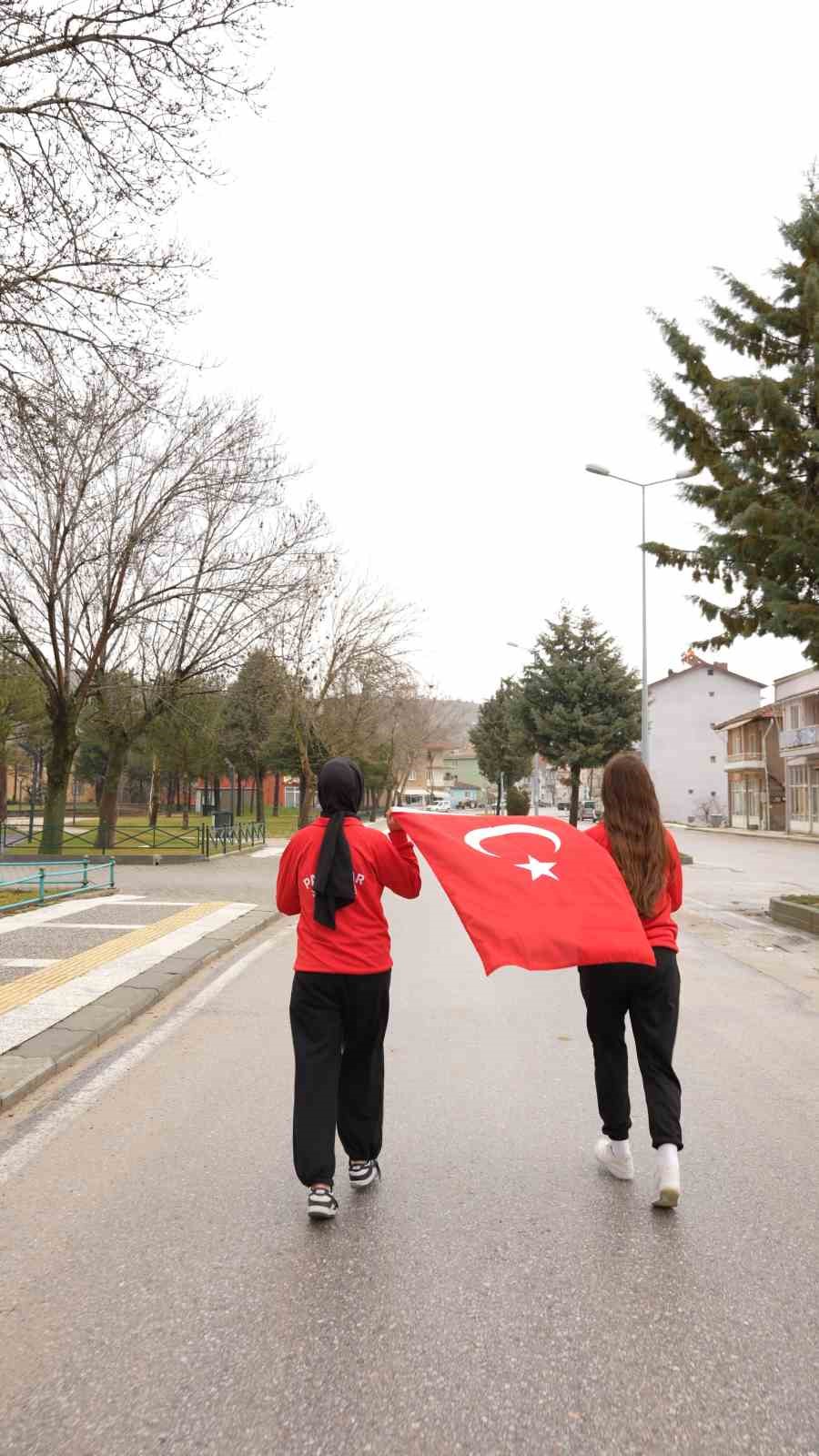 Pazarlar&rsquo;da "Bayrağa saygı koşusu" d&uuml;zenlendi
