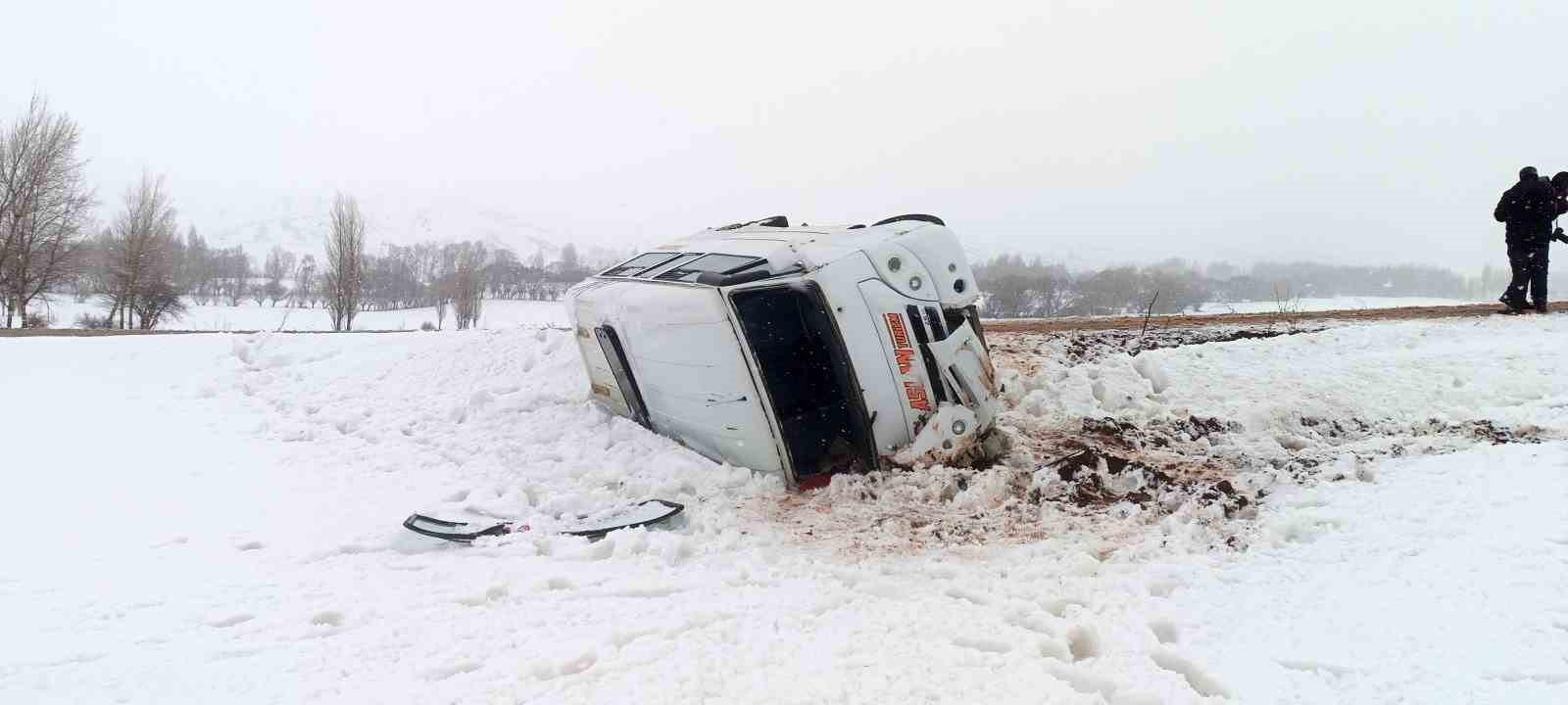 Öğrenci servisi devrildi: 10 yaralı