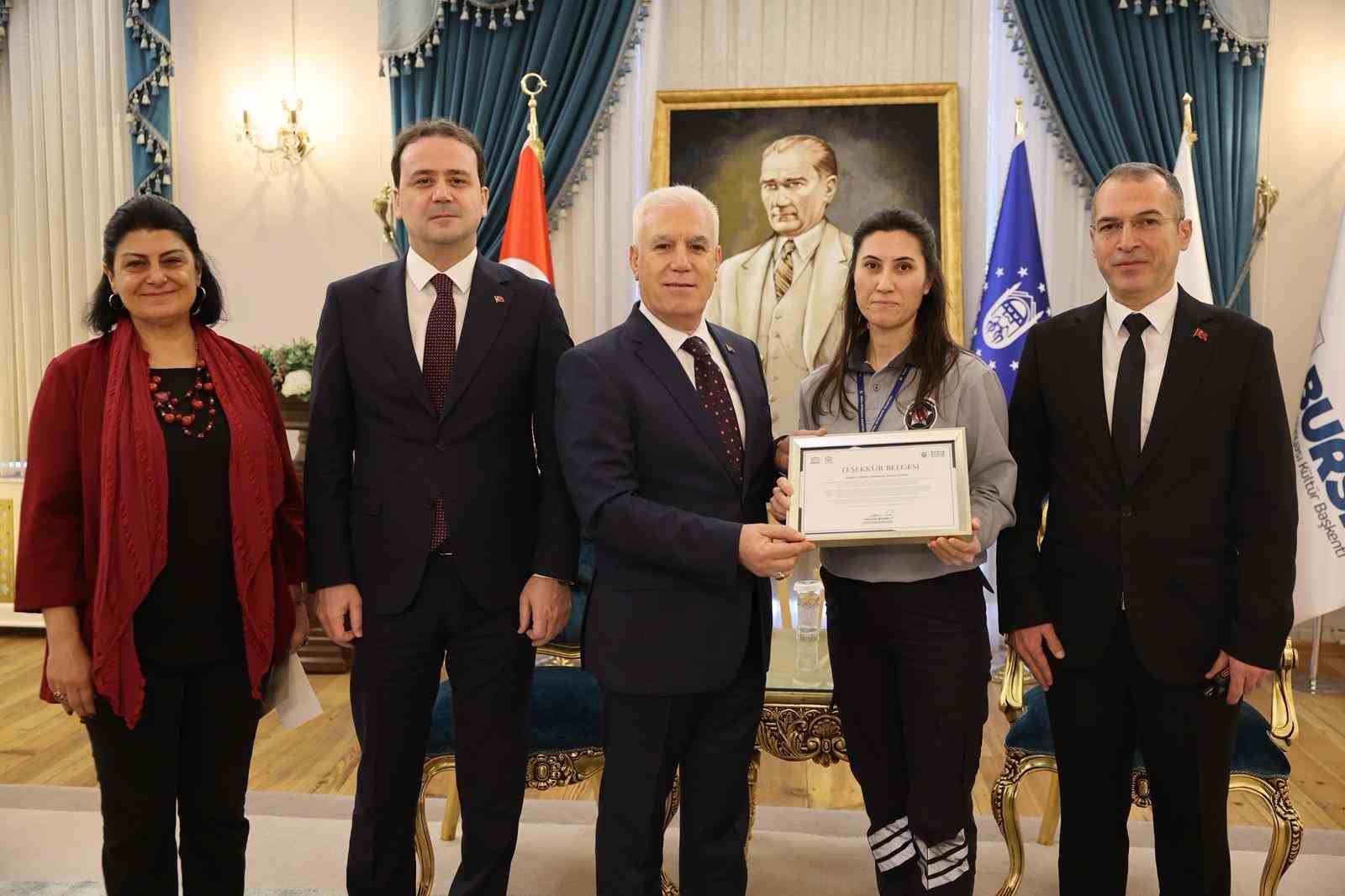 &Ouml;rnek g&uuml;venlik g&ouml;revlisine Başkan Bozbey&rsquo;den tebrik
