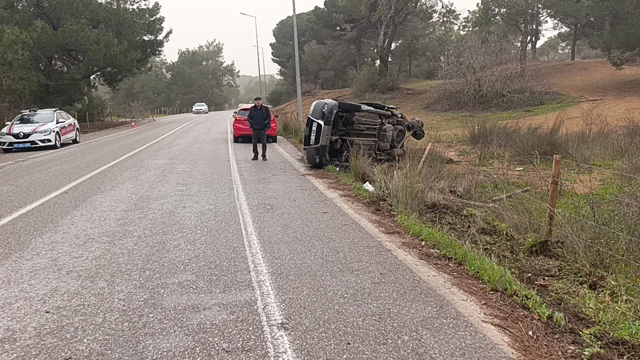 Otomobille &ccedil;arpışan hafif ticari ara&ccedil; yan yattı: 2 yaralı
