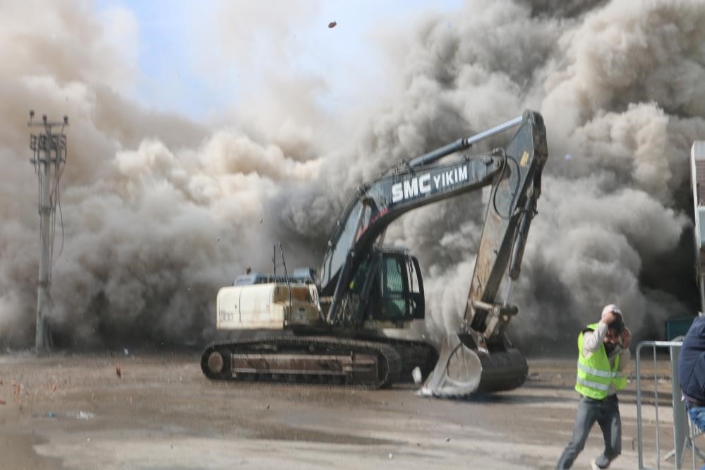 Yıkım firması korkutucu gerçeği gözler önüne serdi: ’’Binaların kolonlarını yıktığımız zaman demir bulamıyoruz"