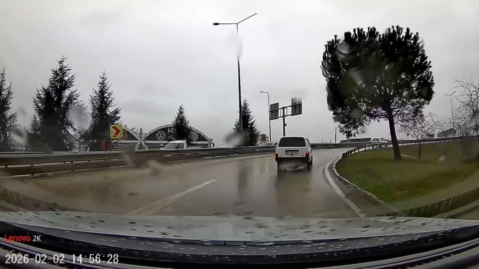 Tofaş marka otomobil yağmurda b&ouml;yle spin attı
