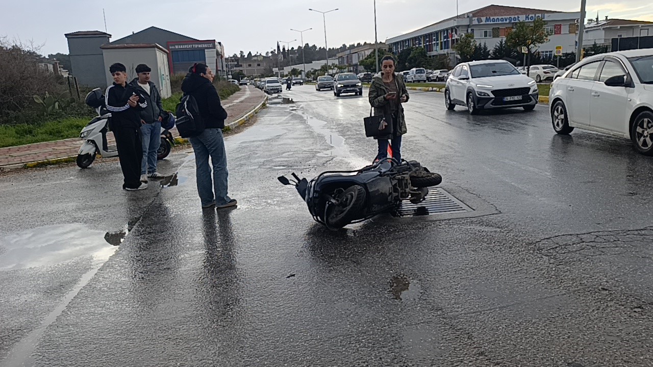 Manavgat’ta otomobille çarpışan motosikletli yaralandı