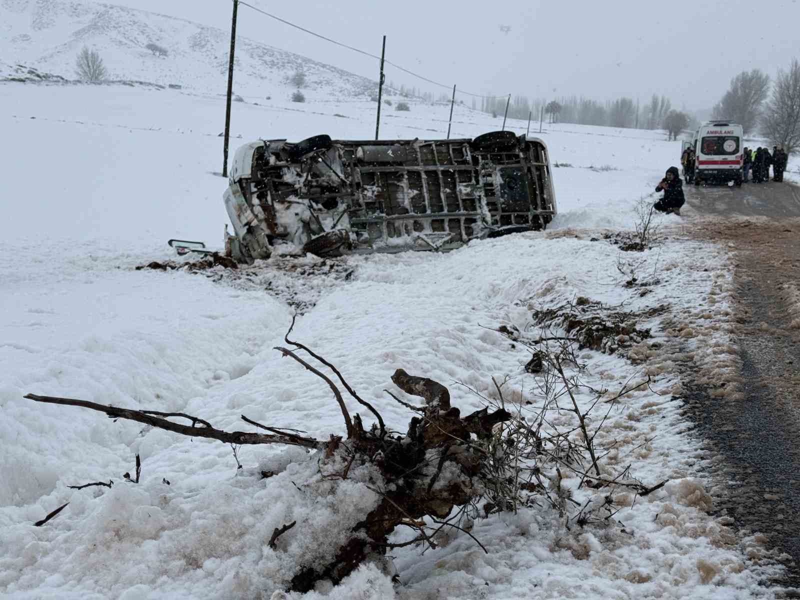 (Güncellendi) Öğrenci servisi devrildi: 14 yaralı