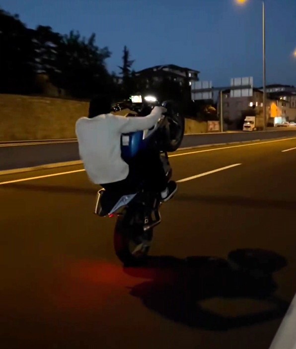 Düzce’de akrobatik hareketler yapan motosikletli "aday sürücü" çıktı