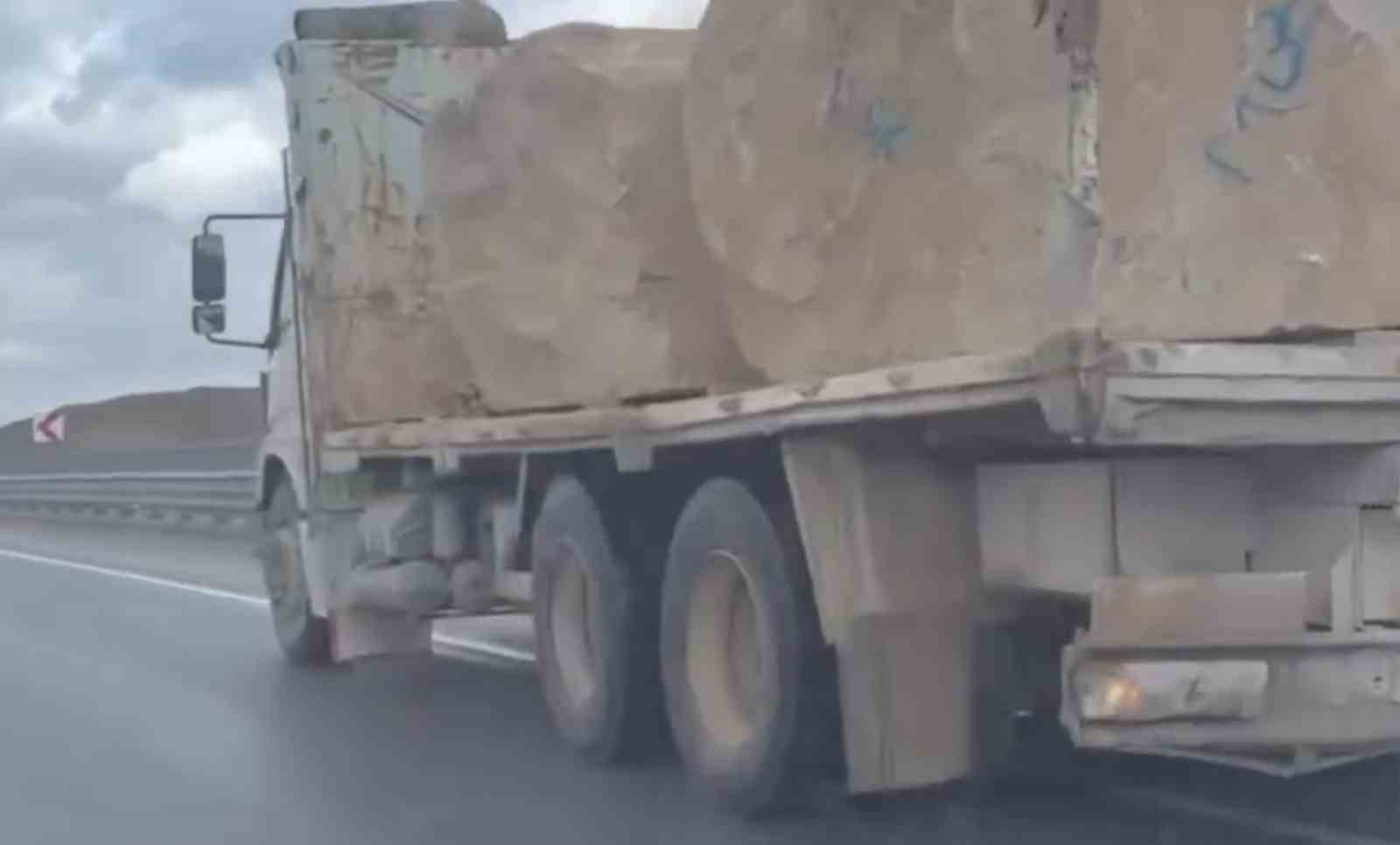 G&uuml;venlik &ouml;nlemleri alınmadan traverten taşıyan kamyona 25 bin lira ceza kesildi
