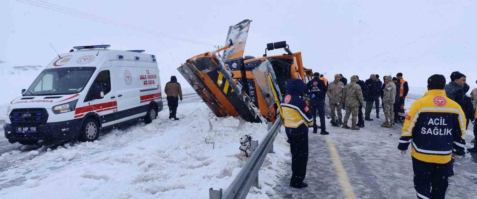 Van’da Karayollarına ait iş makinesi kaza yaptı: 1 ölü, 1 ağır yaralı
