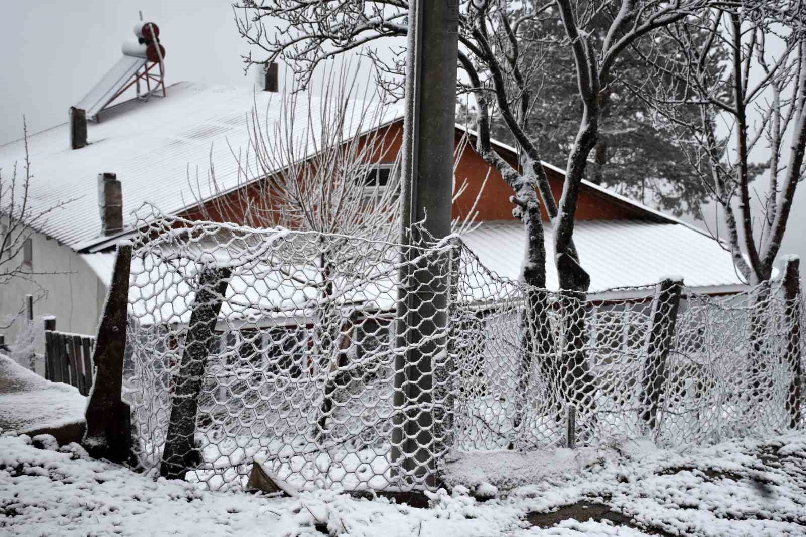 Sakarya’nın yüksek kesimleri beyaz gelinliğini yeniden giydi
