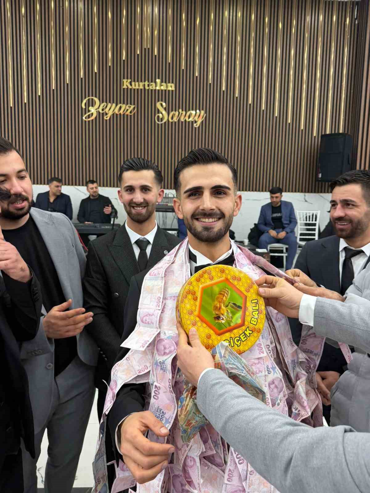 Siirt&rsquo;te gelin ve damada altın yerine 1 kilo bal takıldı
