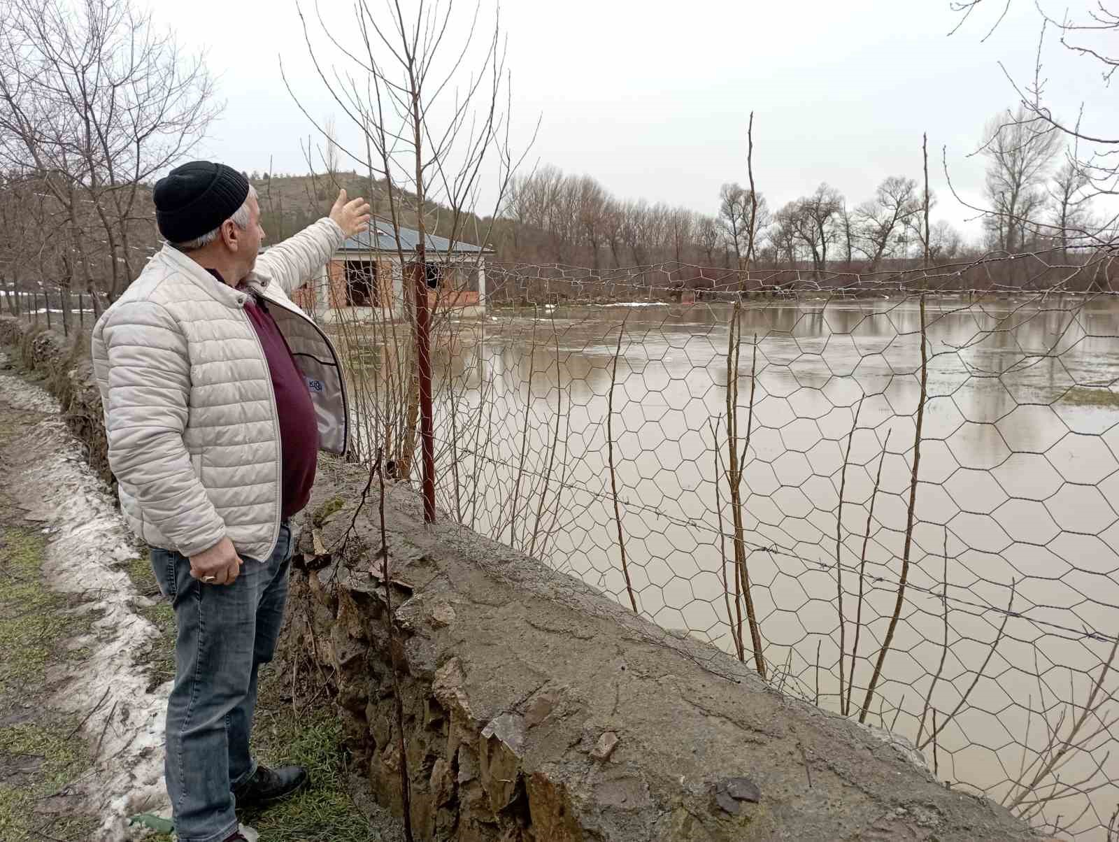Tokat&rsquo;ta &Ccedil;ekerek Irmağı taştı, tarım arazileri sular altında kaldı
