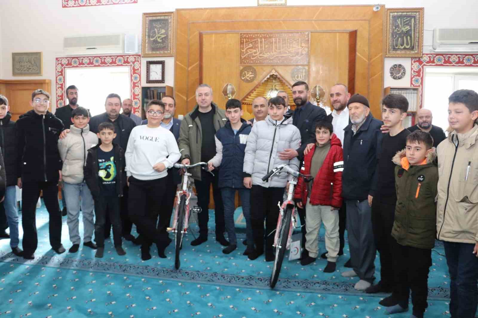 Namazını d&uuml;zenli kılan &ouml;ğrenciler &ouml;d&uuml;llendirildi
