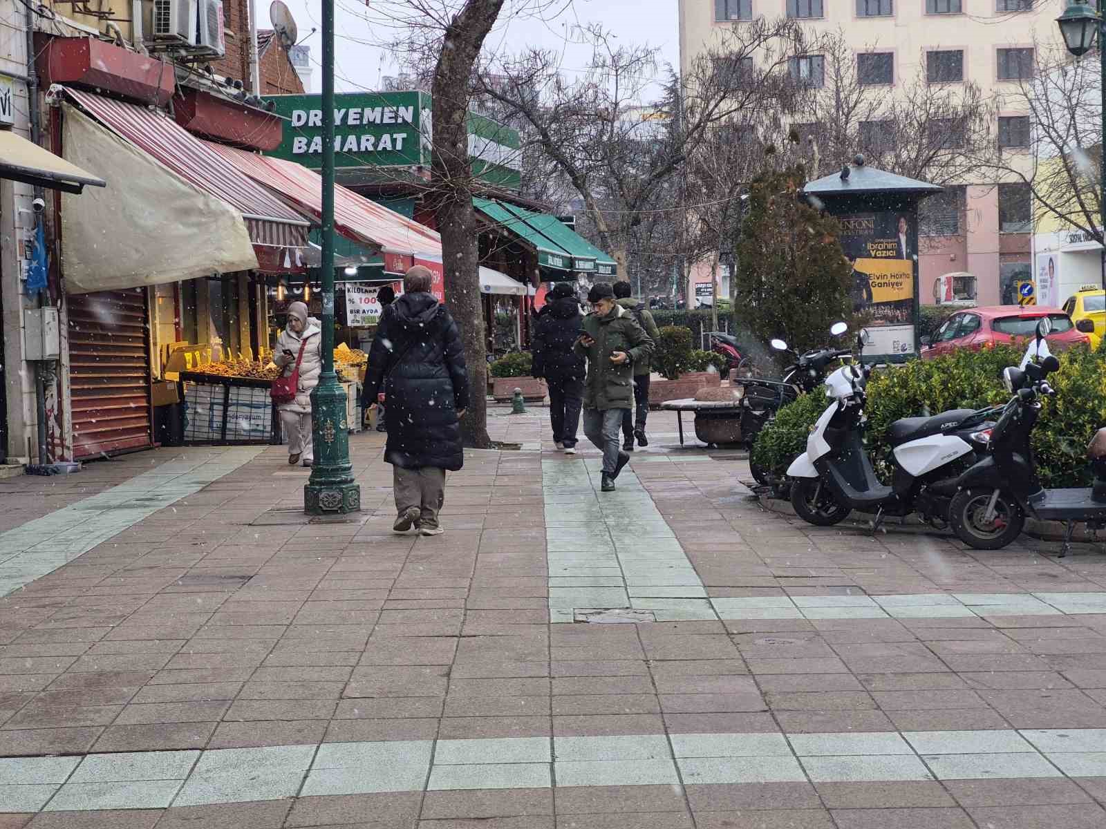 Eskişehir&rsquo;de kar serpmeye başladı
