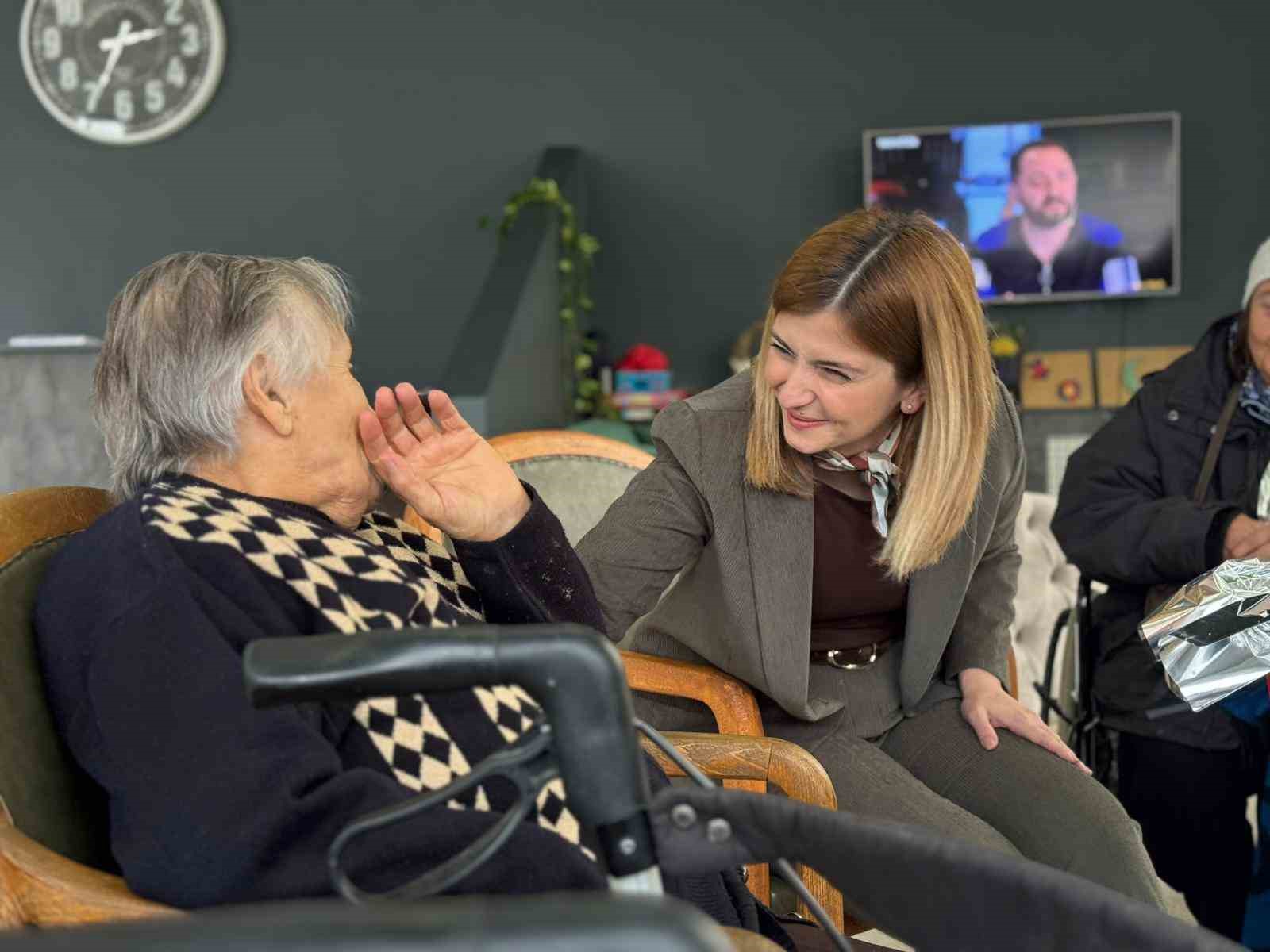 Başiskele&rsquo;de "G&ouml;n&uuml;l Bağı" g&ouml;n&uuml;ll&uuml;leri huzurevi sakinleriyle buluştu
