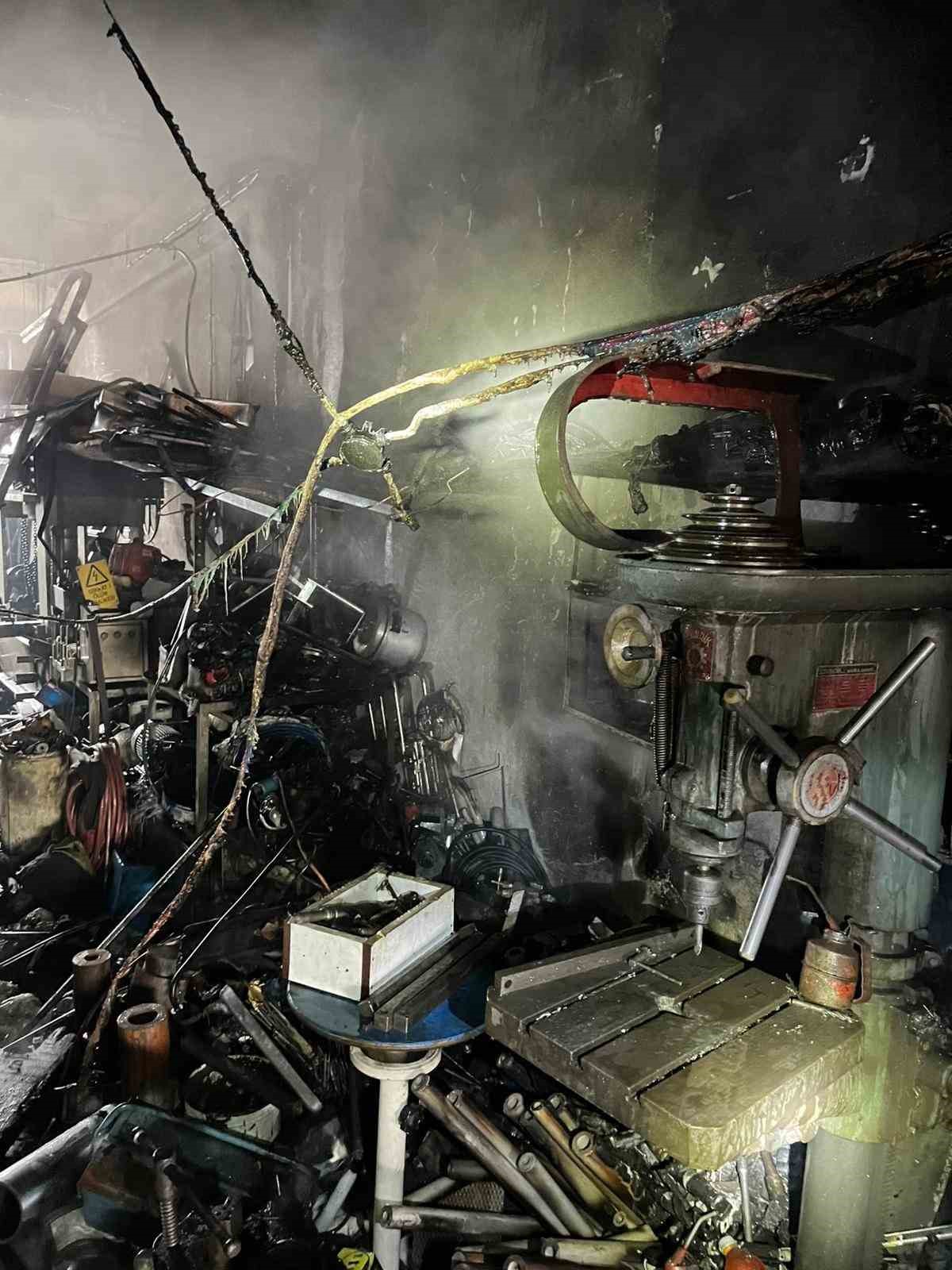 Gediz&rsquo;de torna at&ouml;lyesinda yangın
