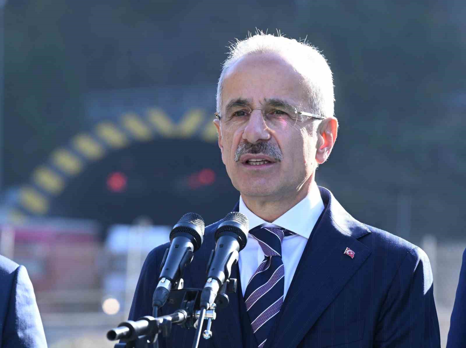 Bakan Uraloğlu: "Kırkdilim Ge&ccedil;işi&rsquo;nde inşa ettiğimiz 3 &ccedil;ift t&uuml;p t&uuml;nelde sona yaklaştık"
