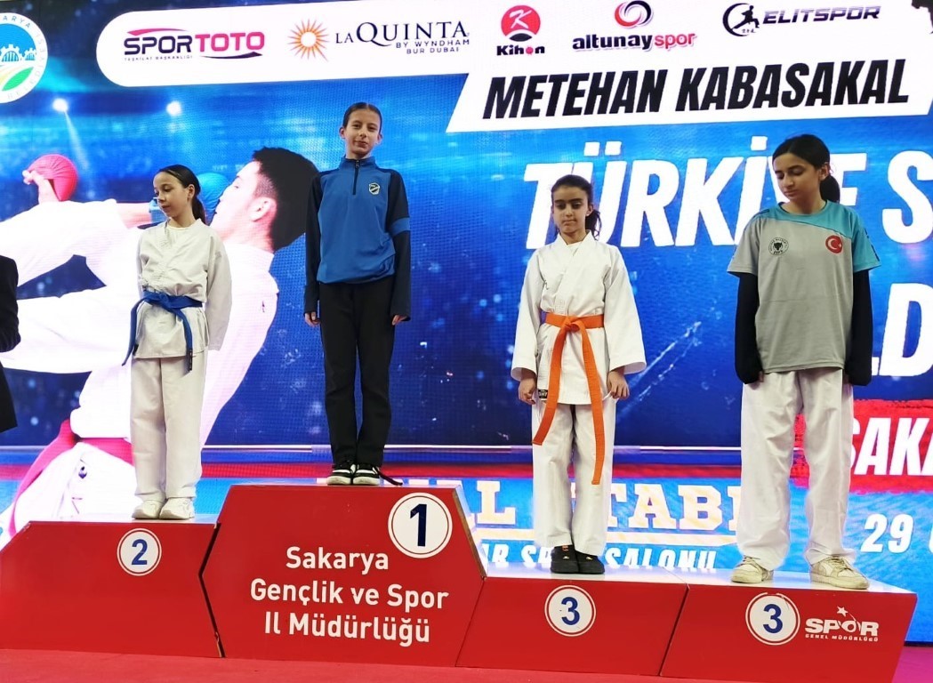 Kartepeli karateciler Sakarya&rsquo;dan 6 madalyayla d&ouml;nd&uuml;
