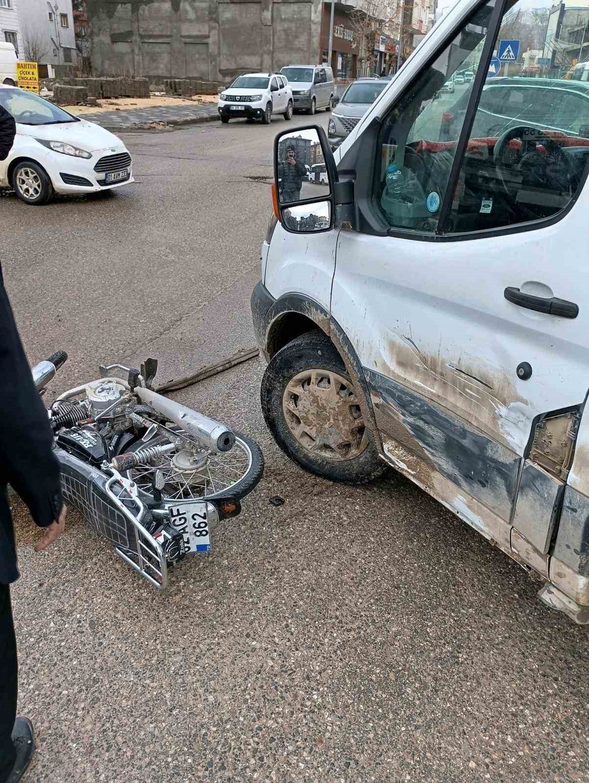 Motosikletle kamyonet çarpıştı: 2 yaralı