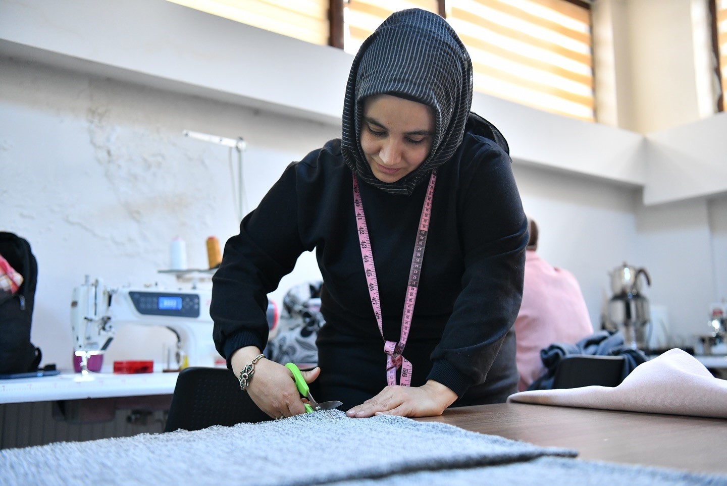 Yeşilyurt&rsquo;ta kadınlar &uuml;retiyor emeğe değer katılıyor
