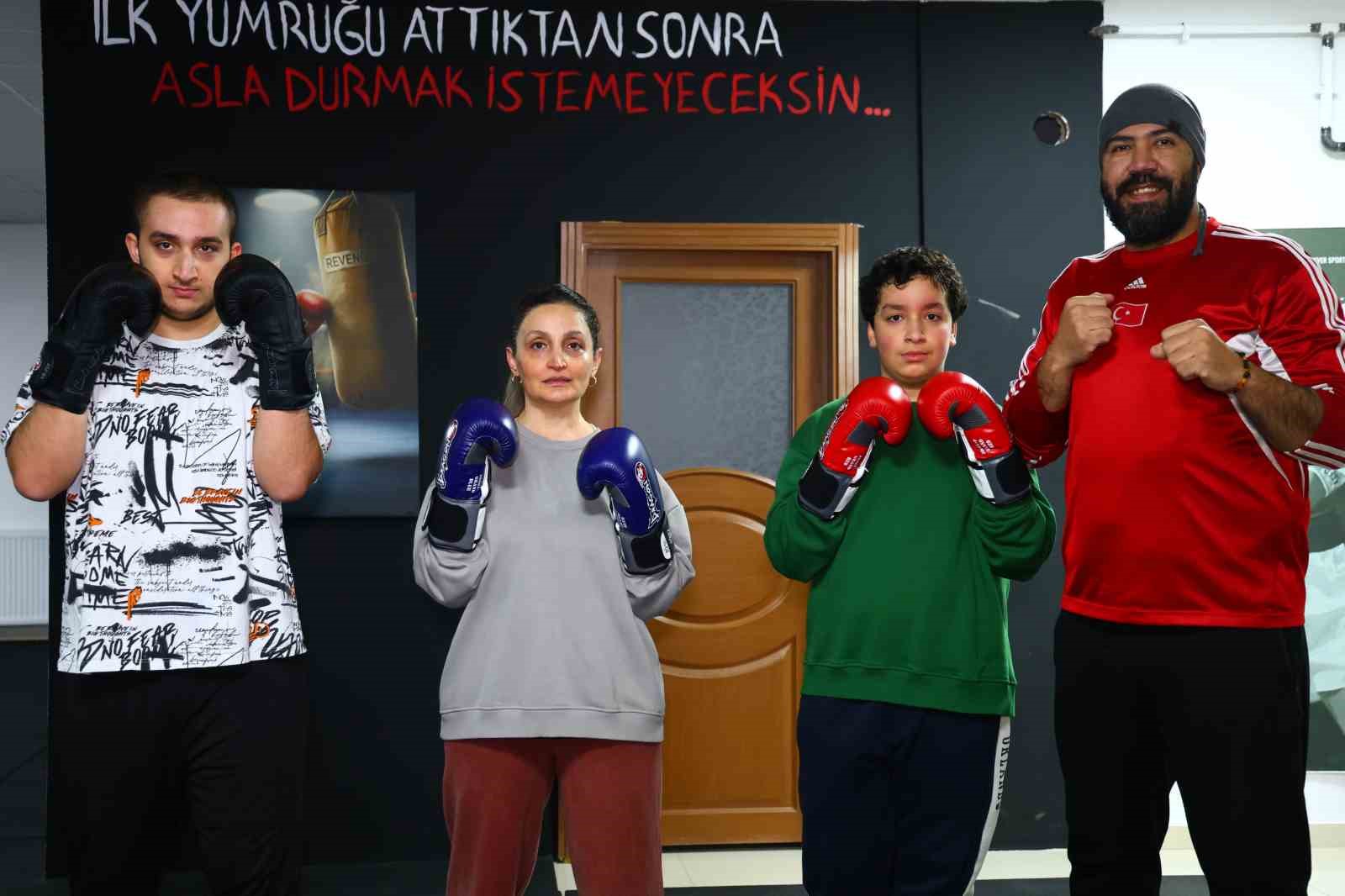 47 yaşındaki hemşire anne &ccedil;ocuklarıyla birlikte eldiven giyip ringe &ccedil;ıktı
