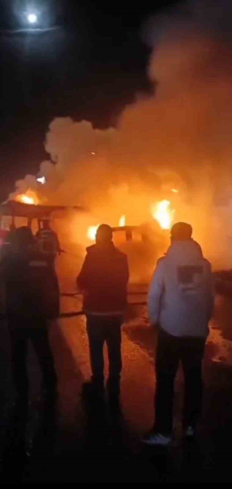 &Ccedil;arpışan 2 ara&ccedil; alev topuna d&ouml;nd&uuml;: 2 yaralı
