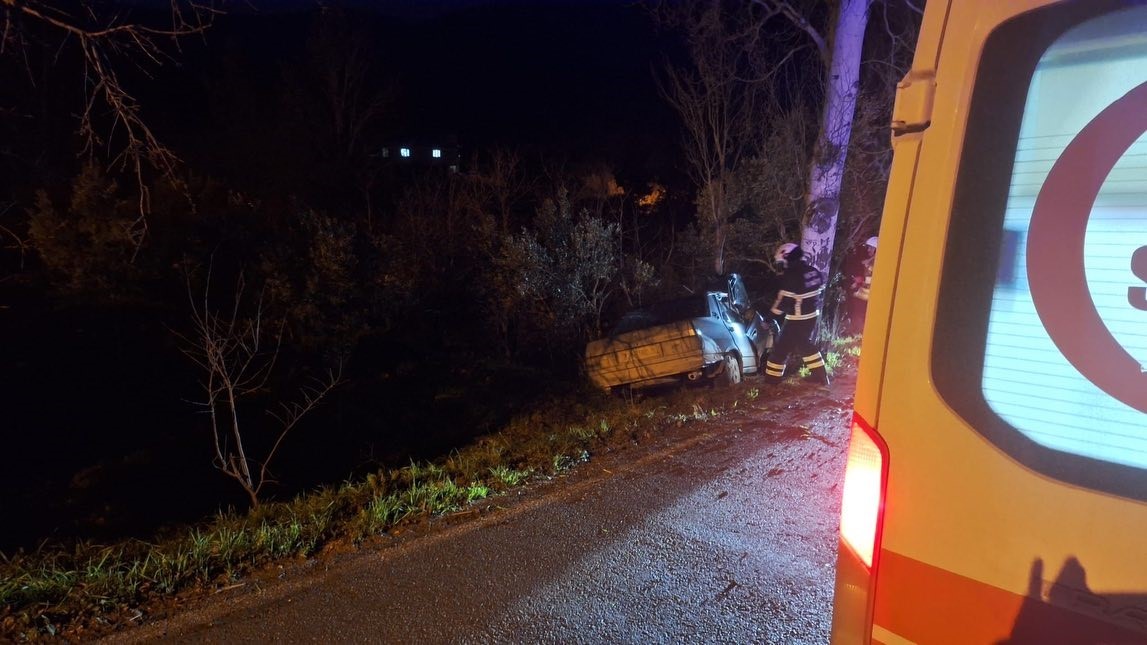 Şarampole devrilen otomobil hurdaya döndü