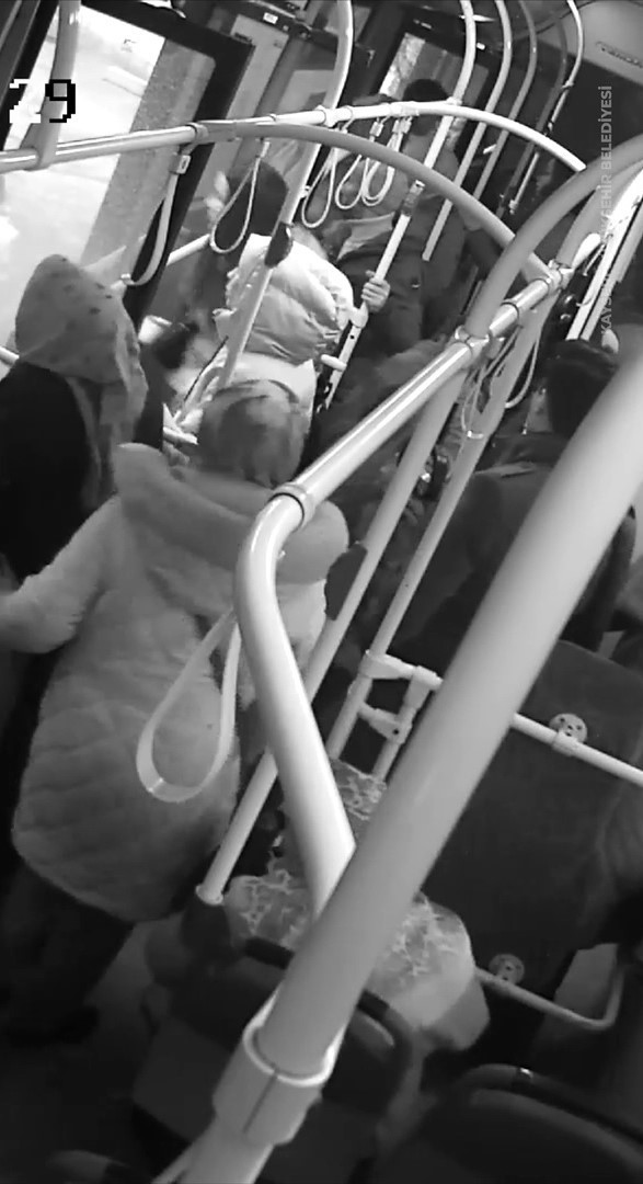 Otobüs şoförü fenalaşan yolcuyu hastaneye yetiştirdi