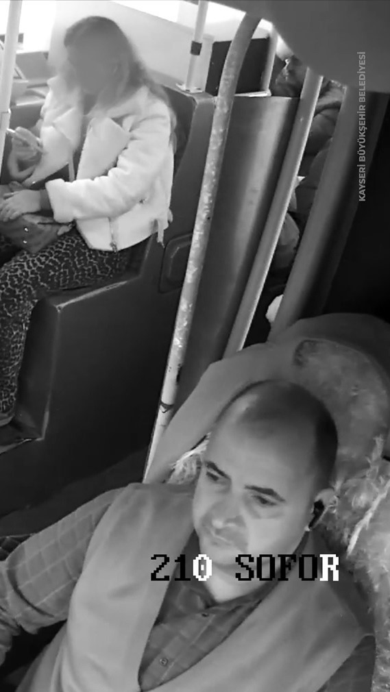 Otob&uuml;s şof&ouml;r&uuml; fenalaşan yolcuyu hastaneye yetiştirdi
