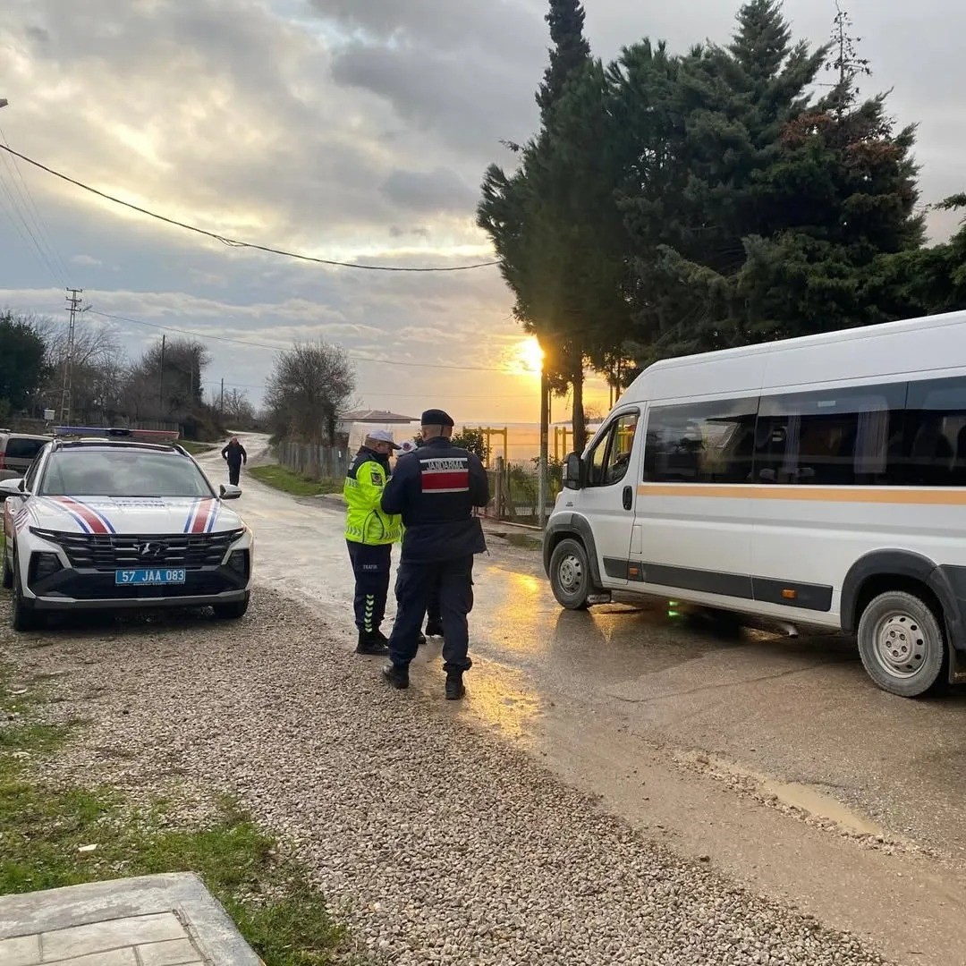 Sinop’ta jandarmadan okul çevrelerinde huzur ve güven uygulaması