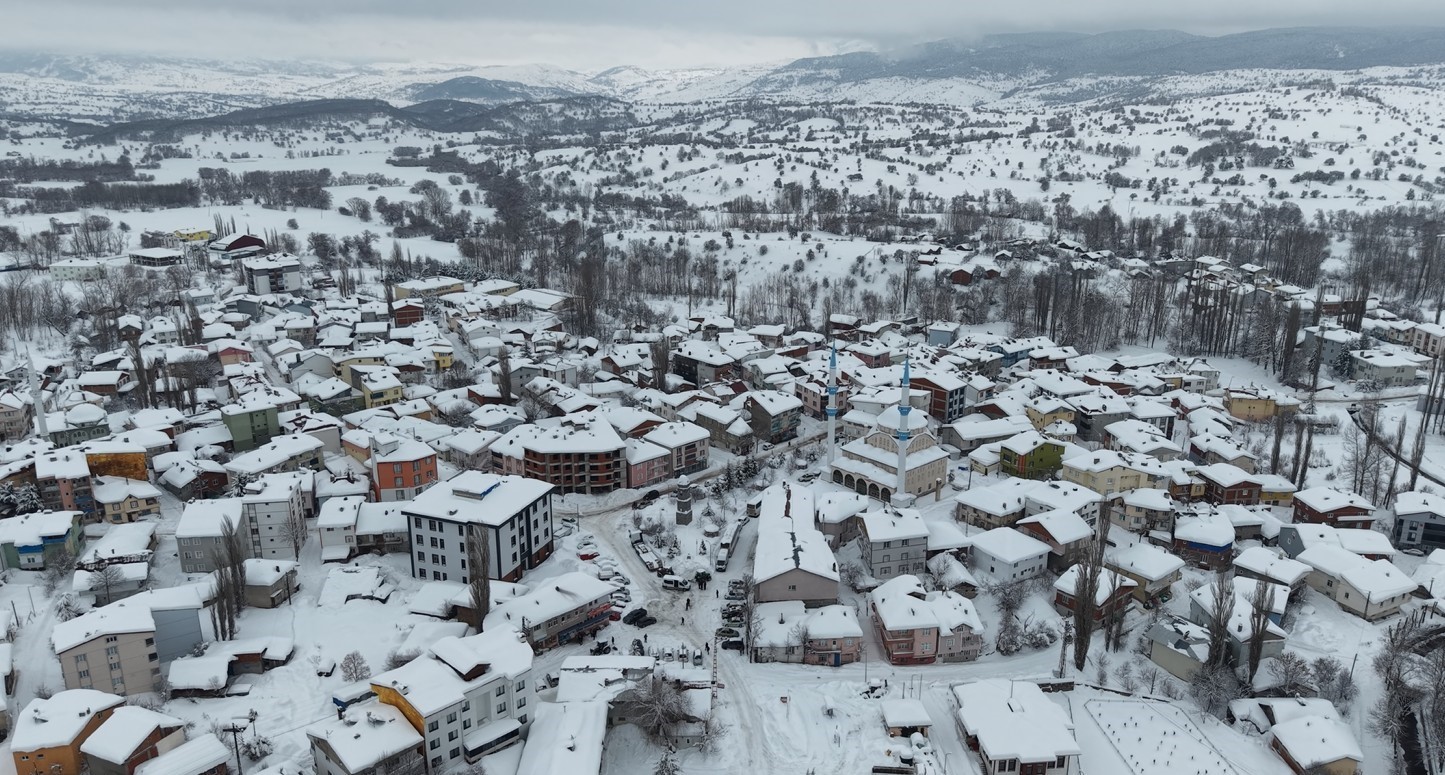 Baş&ccedil;iftlik sokaklarını snowboard pistine d&ouml;nd&uuml;rd&uuml;
