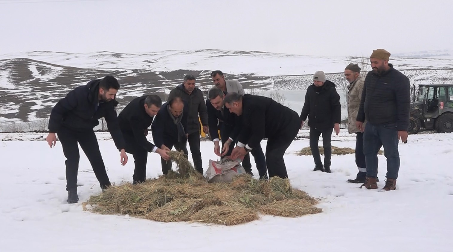 Muş&rsquo;ta yaban hayatı i&ccedil;in doğaya yem bırakıldı

