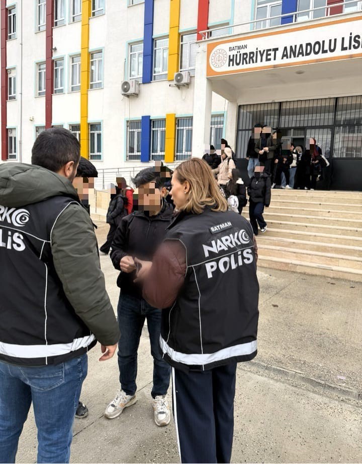 Batman&rsquo;da okul &ccedil;evrelerinde narkotik denetim
