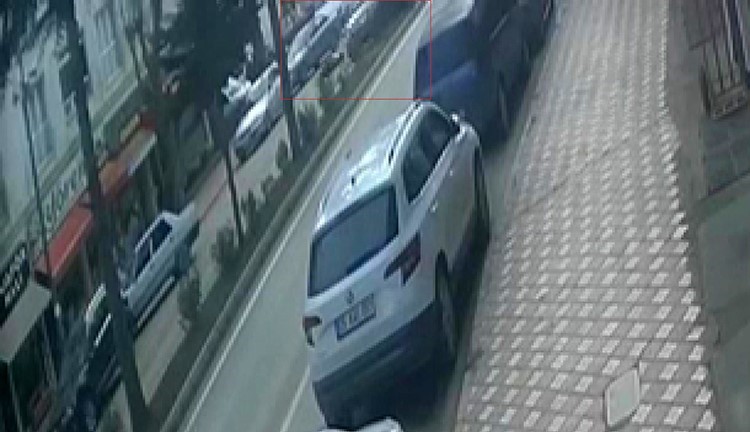 Aracın çarptığı yaya yola savruldu: Kaza anı kamerada